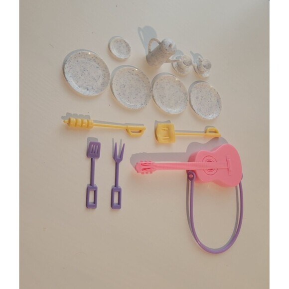Camp Barbie Outdoor Fun Playset 1993 Campfire Accessories Dishes Guitar Utensils - Picture 2 of 6